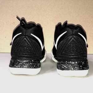 Used 2018 Nike Kyrie 5 Kid's Shoe 1.5Y Black/White